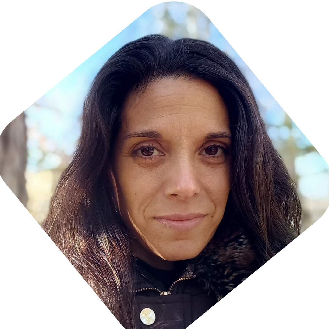Valeria Paula Carreira with long dark hair.